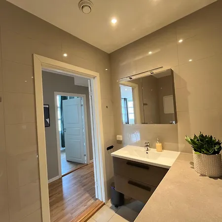 Cozy Modern Center Apartmán